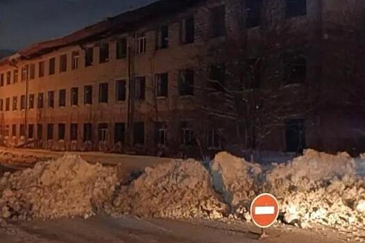 Улицу Старощука перекрыли из-за угрозы обрушения заброшенного здания