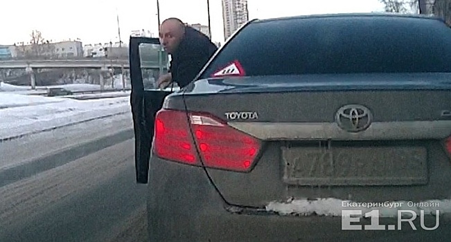 На Луганской водитель Toyota кинулся с кулаками на машину, которая обогнала его на дороге
