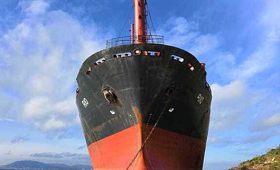 Рядом с сухогрузом "RIO" под Новороссийском на мель село ещё одно судно