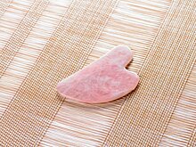 Косметолог рассказала о пользе массажа скребком Гуаша