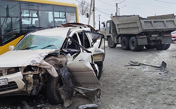 В Кузбассе произошло ДТП с участием трех авто