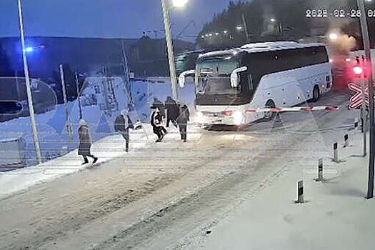 Водитель автобуса с иркутянами остановился прямо перед поездом и попал на видео