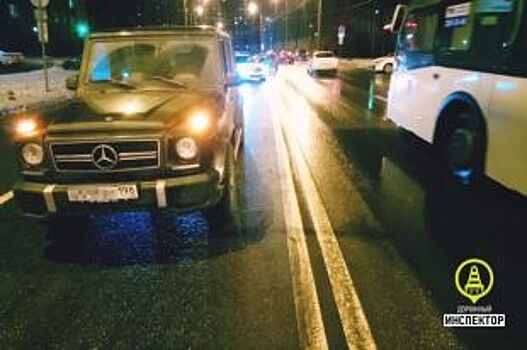 На улице Есенина водитель Lada Kalina протаранил два автомобиля и сбежал