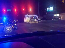 Полицейские устроили погоню за подростком, угнавшим гусеничную стройтехнику в США