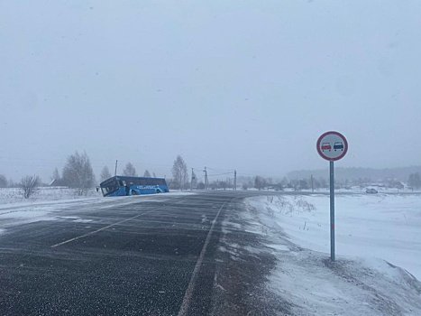 Автобус вылетел в кювет в результате ДТП под Кемеровом