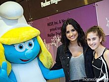 Деми Ловато навестила пациентов детской больницы