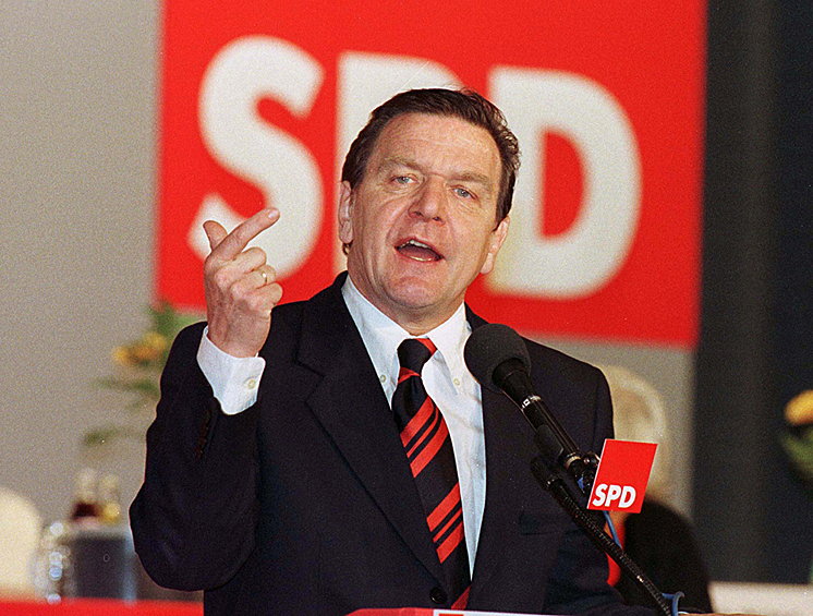 В 1980-1986 годах Шрёдер был депутатом бундестага, а в 1990-м его избрали премьер-министром земли Нижняя Саксония. В октябре 1998-го возглавляемая Шрёдером коалиция социал-демократов и зелёных пришла к власти и он стал канцлером. 