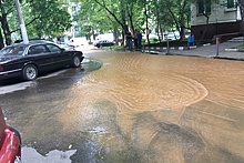 Хлынувшая из‑под земли вода превратила улицу на юго‑западе Москвы в горную речку