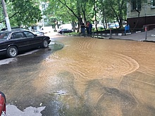 Хлынувшая из‑под земли вода превратила улицу на юго‑западе Москвы в горную речку