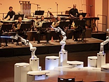 Трехрукий робот-дирижер Майра выступил в Дрездене