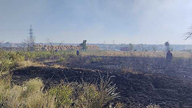 В Новотроицке пожарные не дали огню перекинуться с поля на дома