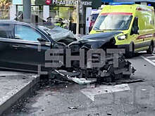 В Москве на видео попало, как Audi врезался в столб и сбил человека