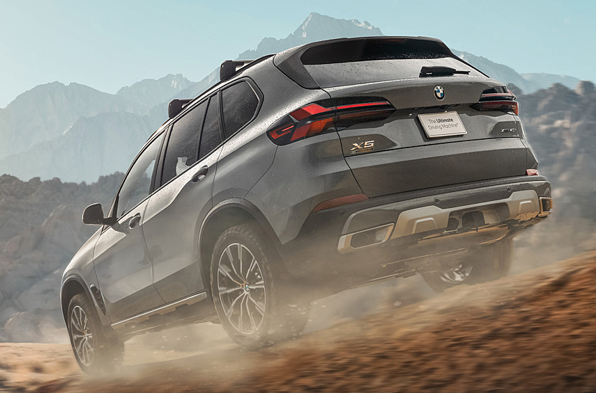 Тёмные декоративные детали позаимствованы у варианта M Sport, а вставки из углеволокна в интерьере — у X5 M60i и X5 M Competition. Во внедорожный пакет, предусмотренный по умолчанию, включены пневмоподвеска, механически блокируемый дифференциал сзади и дополнительная защита днища, клиренс стал больше, а ещё появились четыре новых режима езды.
