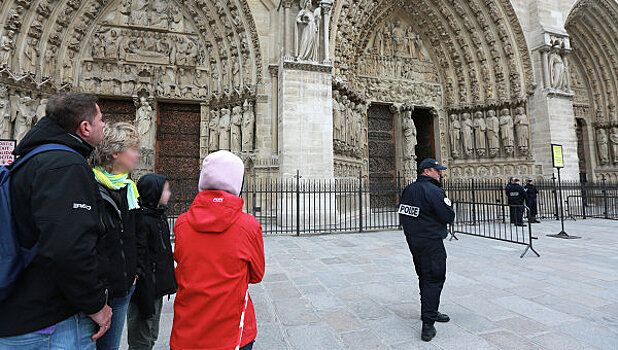 Полиция перекрыла площадь перед Нотр-Дам де Пари