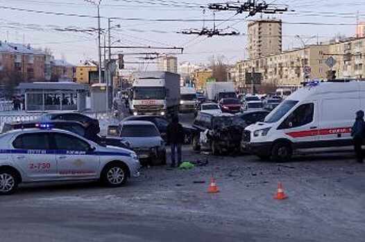 В массовой аварии с «Газелью» в Екатеринбурге пострадали четверо