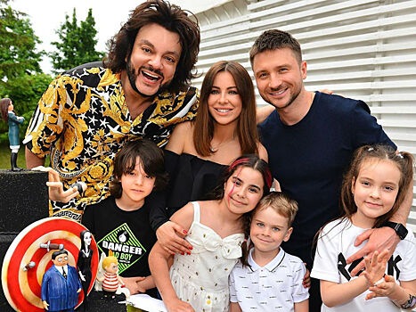 Гольф, принцессы и мини-платья: первые вечеринки звезд после карантина