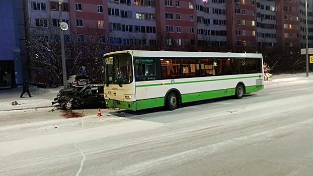 В Новом Уренгое водитель «Мерседеса» угодил в ЛиАЗ: есть пострадавший