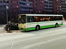 В Новом Уренгое водитель «Мерседеса» угодил в ЛиАЗ: есть пострадавший