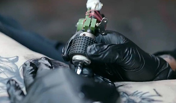 «Меня дважды просили набить что-то на анусе». Откровенное интервью с тату-мастером из Нижнего Новгорода