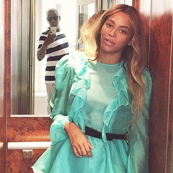 Jay-Z можно увидеть в зеркальном отражении, когда он снимает Бейонсе в лифте.