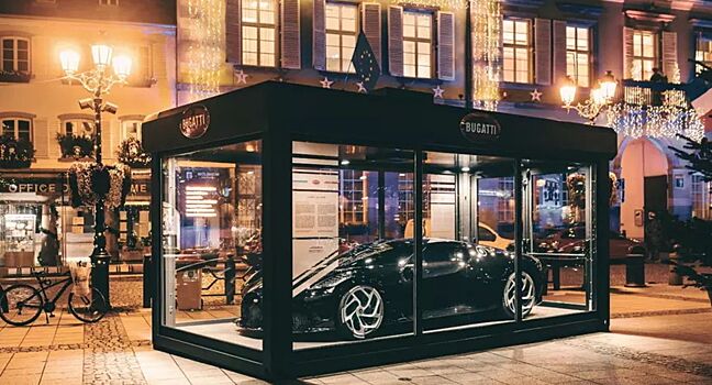 Уникальный Bugatti La Voiture Noire стал новогодней декорацией французского городка