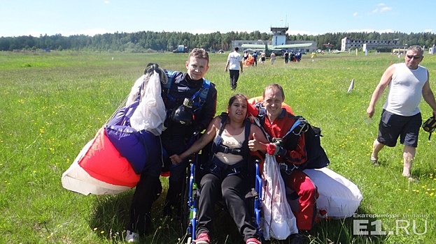 «Эта девочка просто боец»: екатеринбурженка с ДЦП прыгнула с парашютом с высоты двух километров