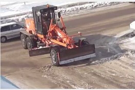 В Новосибирске грейдер смял легковушку, выезжая с заправки