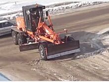 В Новосибирске грейдер смял легковушку, выезжая с заправки