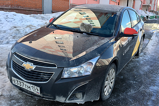 «Я паркуюсь как чудак»: куском льда по лобовику — нечего тут стоять