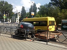 «Гранта» залетела на ограждение: на Спортивной столкнулись «Газель» и легковушка