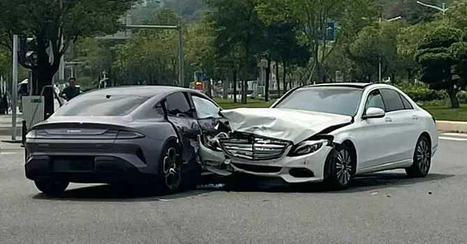 Непредвиденный краш-тест: автомобиль Xiaomi SU7 попал в первую аварию