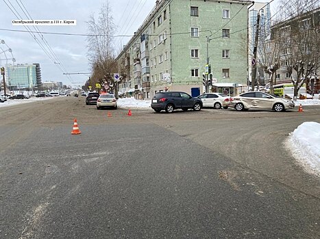 На Октябрьском проспекте столкнулись три иномарки