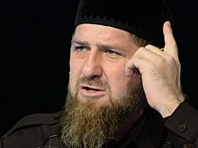 Пасечник присвоил госнаграды маме и жене Кадырова