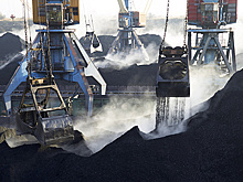 Запретительный закон или водяные пушки: как российские порты борются с угольной пылью