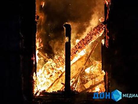 В Азове загорелись два частных дома