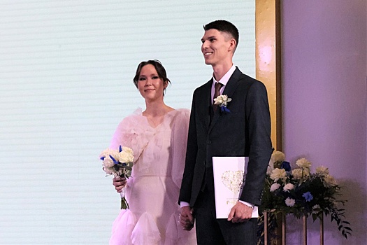Клятва в любви, обмен кольцами и поздравления с МКС: самарская пара поженилась на выставке "Россия"