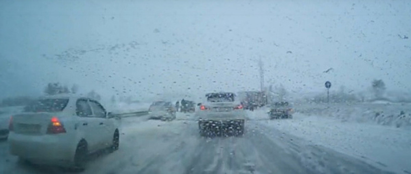 Около 20 машин столкнулись на Обводном шоссе в Тольятти из-за снегопада