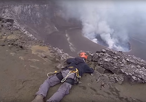 Альпинисты заглянули в жерло вулкана Ньирагонго