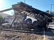 Поезд снёс застрявший на путях автобус в Бразилии