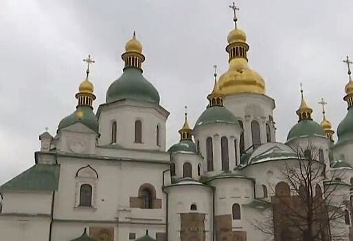 С Софийского собора в Киеве сдуло крест