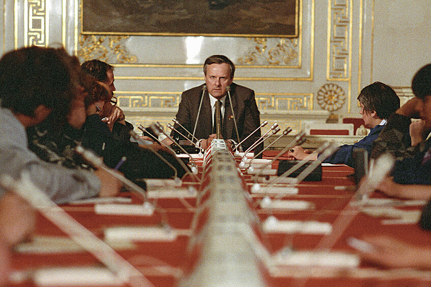 Председатель Ленсовета Анатолий Собчак во время пресс-конференции после избрания, 1990 год