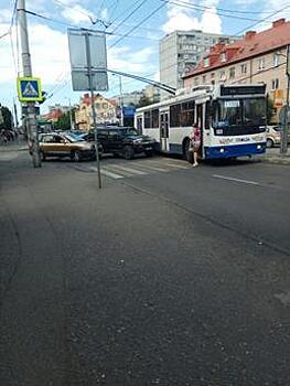 На ул. Горького две легковушки столкнулись с троллейбусом