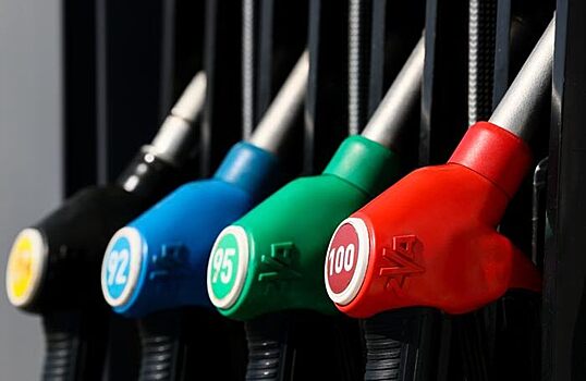 Нефтяников обязали сбывать больше топлива на бирже