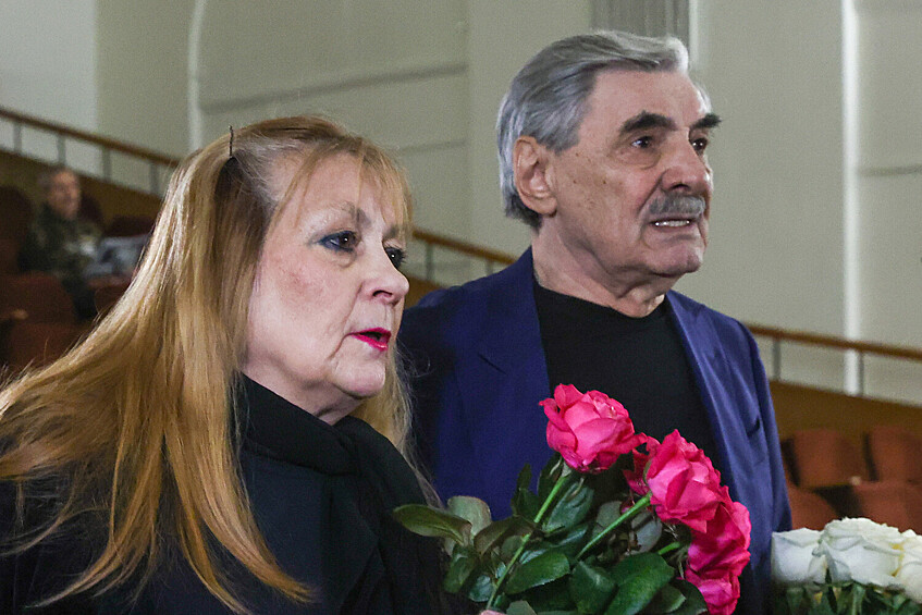 Актер Александр Панкратов-Черный во время церемонии прощания с актрисой Светланой Светличной в Доме кино, 20 ноября 2024 года