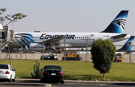 Спецназ готовится к штурму захваченного самолета авиакомпании EgyptAir