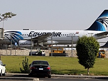 Спецназ готовится к штурму захваченного самолета авиакомпании EgyptAir