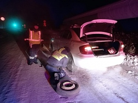 В Якутии сотрудники Госавтоинспекции помогли женщине - водителю, попавшей в трудную ситуацию на дороге