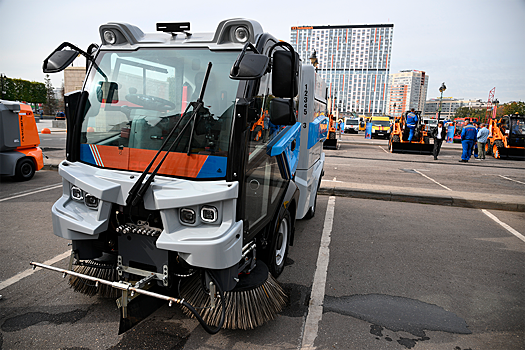 Чистоту в Москве наводят все больше новых электрических коммунальных машин
