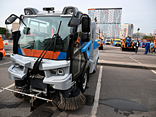Чистоту в Москве наводят все больше новых электрических коммунальных машин