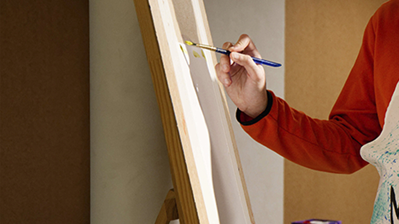 Пожилой художник в Петербурге собрал километровую очередь за портретами